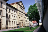 Das Hafthaus 1 mit Hofgelände